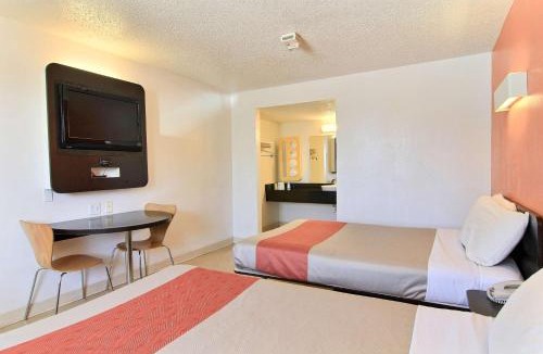 Georgian Acres Hotel | Motel 6-Austin, TX - North Central