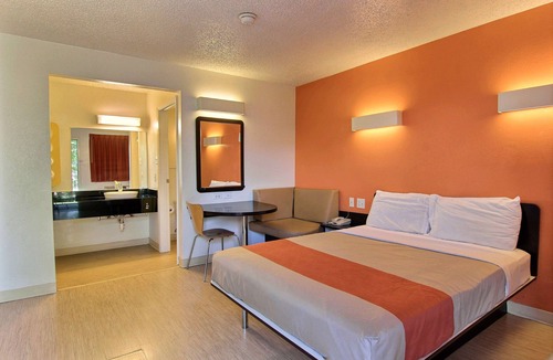 Georgian Acres Hotel | Motel 6 Austin, TX - North Central