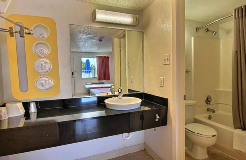 Georgian Acres Hotel | Motel 6 Austin, TX - North Central