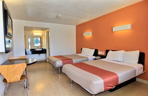 Georgian Acres Hotel | Motel 6 Austin, TX - North Central