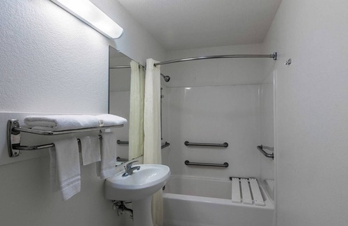 Azle Hotel | Motel 6 Azle, TX