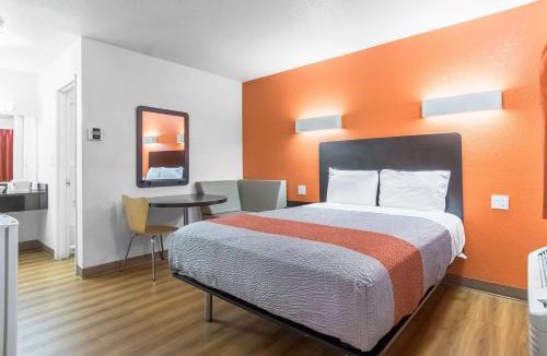 Oleander - Sunset Hotel | Motel 6 Bakersfield