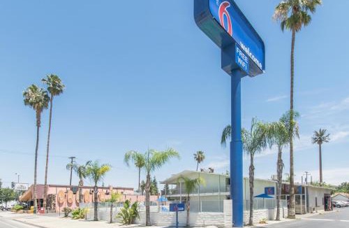 Oleander - Sunset Hotel | Motel 6 Bakersfield