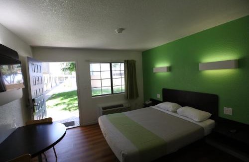 Barstow Hotel | Motel 6-Barstow, CA