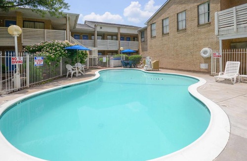 Mont Belvieu Hotel | Motel 6-Baytown, TX - Baytown East