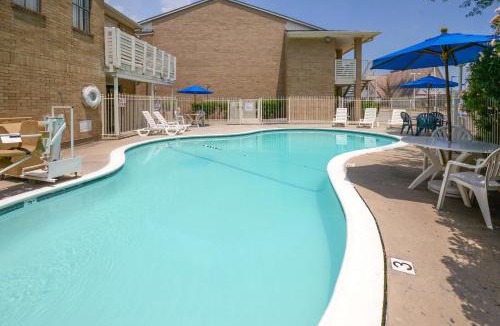 Mont Belvieu Hotel | Motel 6-Baytown, TX - Baytown East