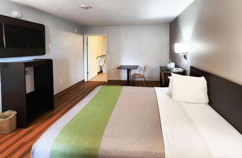Mont Belvieu Hotel | Motel 6-Baytown, TX - Baytown East