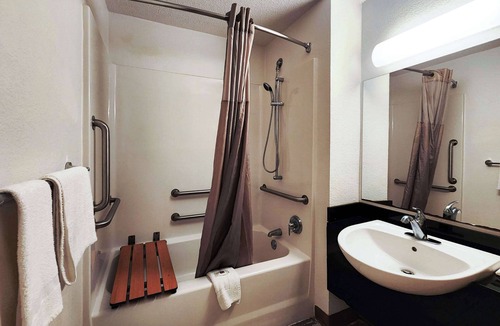 Mont Belvieu Hotel | Motel 6 Baytown, TX - Baytown East