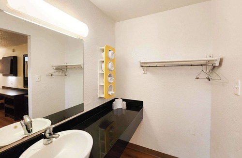 Mont Belvieu Hotel | Motel 6 Baytown, TX - Baytown East