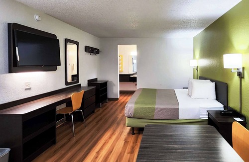 Mont Belvieu Hotel | Motel 6 Baytown, TX - Baytown East
