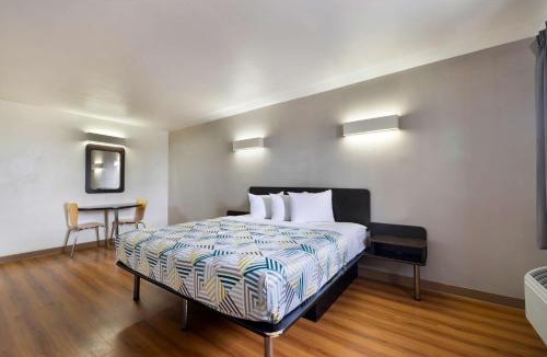 Beaumont Hotel | Motel 6-Beaumont, TX