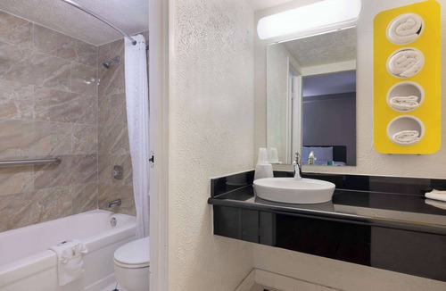 Beaumont Hotel | Motel 6 Beaumont, TX