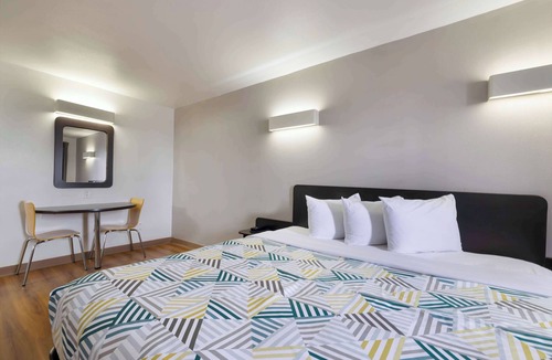 Beaumont Hotel | Motel 6 Beaumont, TX