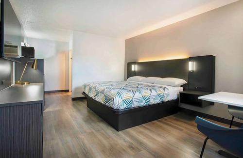 Larkspur Hotel | Motel 6 Bend, OR