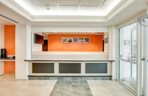 Steeles Industrial Hotel | Motel 6-Brampton, ON - Toronto