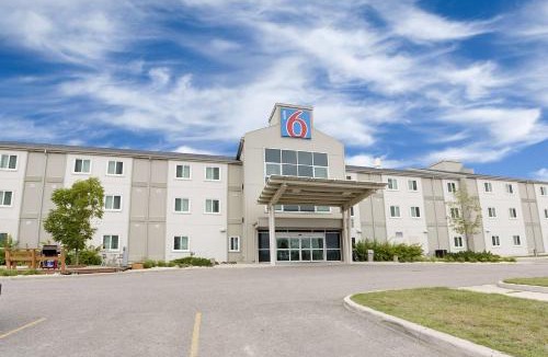 Brandon Hotel | Motel 6-Brandon, MB
