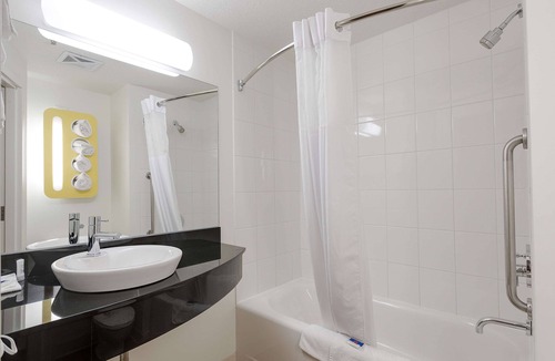 Brandon Hotel | Motel 6 Brandon, MB