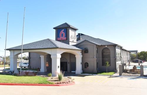 Brenham Hotel | Motel 6-Brenham, TX
