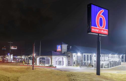 Brenham Hotel | Motel 6-Brenham, TX
