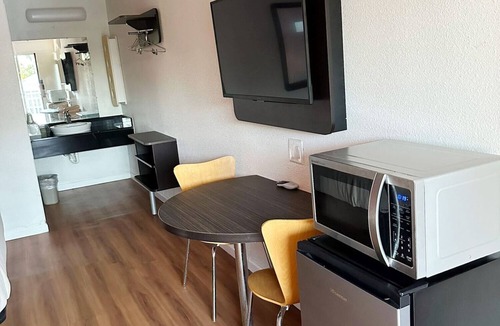 Dock Junction Hotel | Motel 6 Brunswick, GA