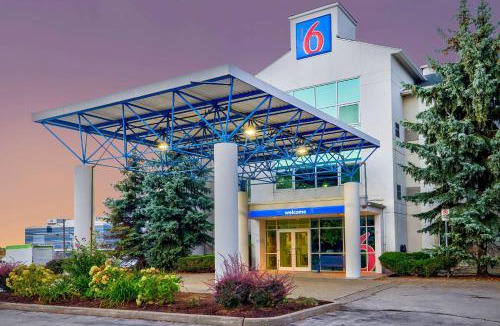 Burlington Hotel | Motel 6-Burlington, ON - Toronto West - Oakville