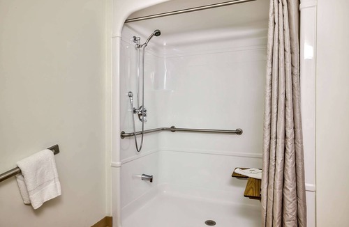 Burlington Hotel | Motel 6 Burlington, ON - Toronto West - Oakville
