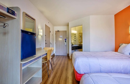 Burlington Hotel | Motel 6 Burlington, ON - Toronto West - Oakville