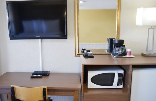 Campbellford Hotel | Motel 6 Campbellford, ON