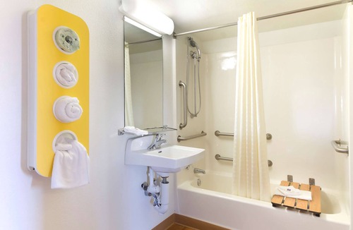 Capitol Heights Hotel | Motel 6 Capitol Heights, MD - Washington