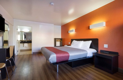 Claremont Hotel | Motel 6 Claremont, CA