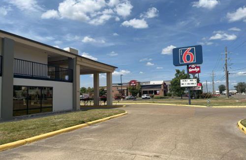 Cleveland Hotel | Motel 6 Cleveland, MS – Delta State University