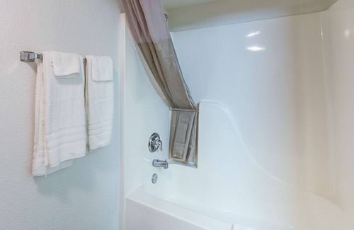 Cleveland Hotel | Motel 6 Cleveland, TX