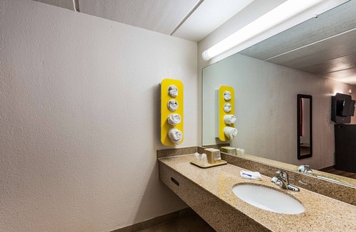 Cleveland Hotel | Motel 6 Cleveland, TX