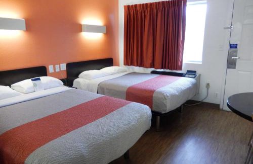 Clute Hotel | Motel 6-Clute, TX