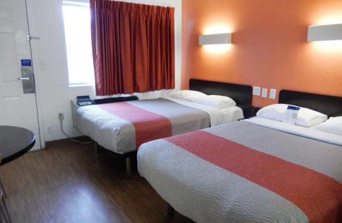 Clute Hotel | Motel 6-Clute, TX
