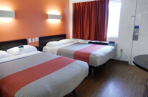 Clute Hotel | Motel 6 Clute, TX