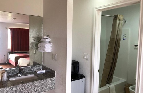 Clute Hotel | Motel 6 Clute, TX