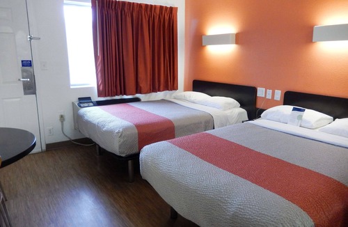Clute Hotel | Motel 6 Clute, TX