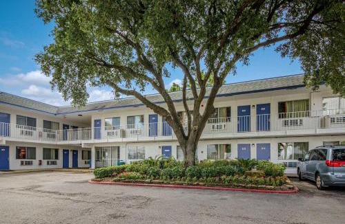 Conroe Hotel | Motel 6-Conroe, TX