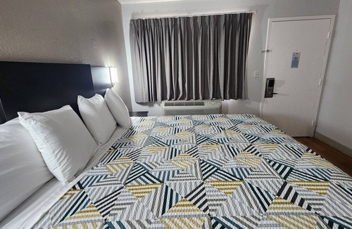 Conroe Hotel | Motel 6 Conroe, TX