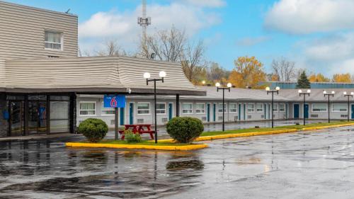 Cornwall Hotel | Motel 6 Cornwall, ON