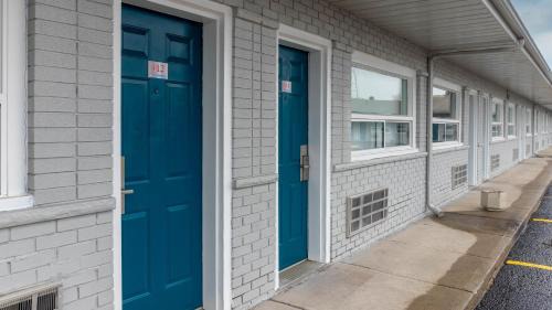 Cornwall Hotel | Motel 6 Cornwall, ON