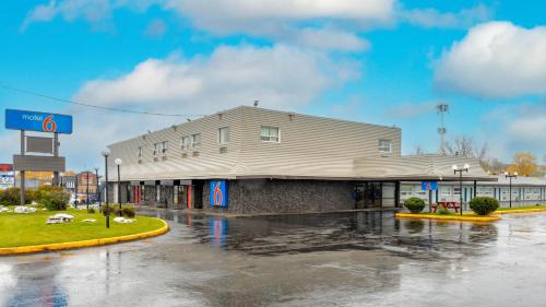 Cornwall Hotel | Motel 6 Cornwall, ON