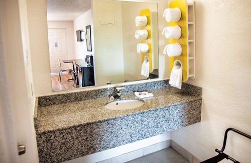 Corsicana Hotel | Motel 6 Corsicana, TX