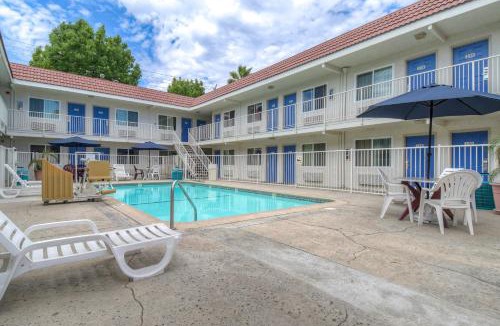 Halecrest Hotel | Motel 6-Costa Mesa, CA