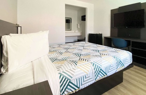 Halecrest Hotel | Motel 6 Costa Mesa, CA