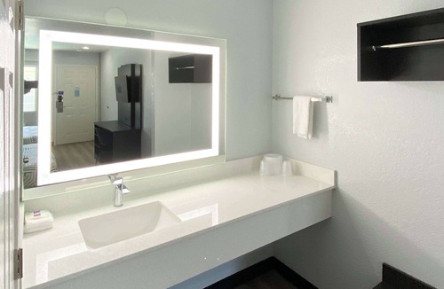 Halecrest Hotel | Motel 6 Costa Mesa, CA