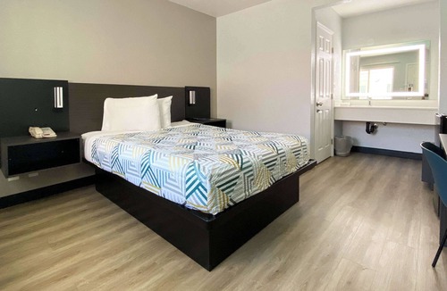 Halecrest Hotel | Motel 6 Costa Mesa, CA