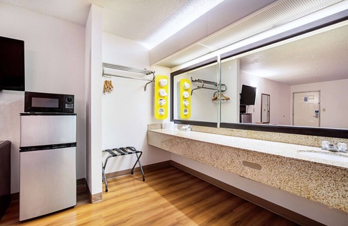 Covington Hotel | Motel 6 Covington, TN