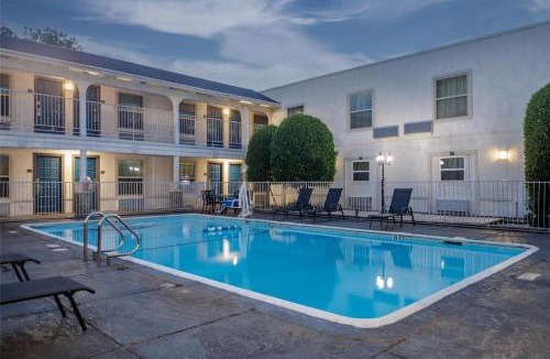 Dallas Design District Hotel | Motel 6 Dallas TX Downtown